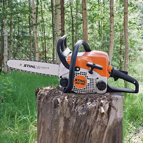 El momento previo a poner en marcha su motosierra STIHL