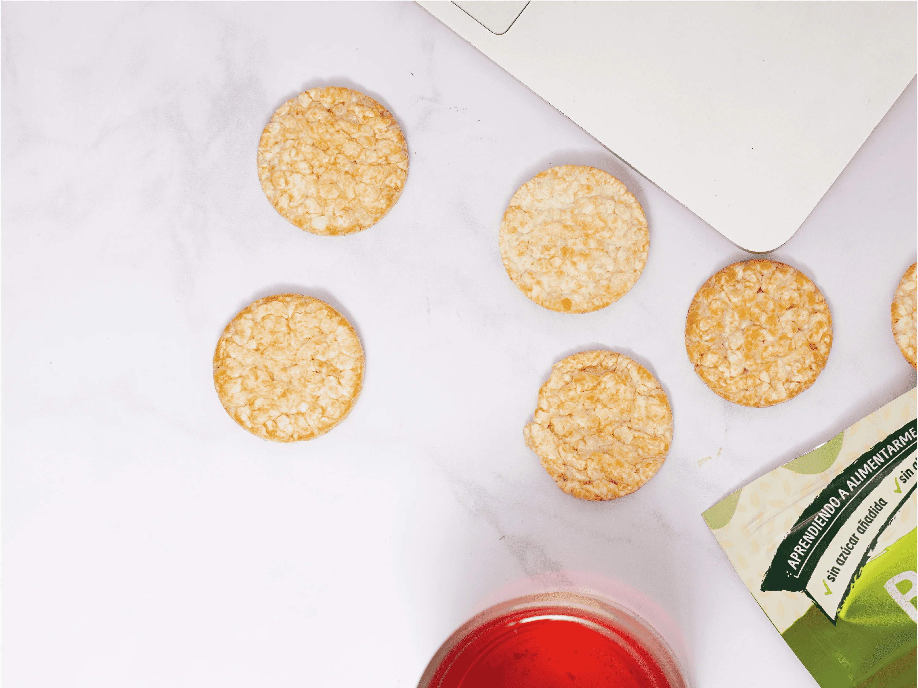 CAJA GALLETAS DE ARROZ CUBIERTAS CON JUGO DE MANZANA - 14 FUNDAS