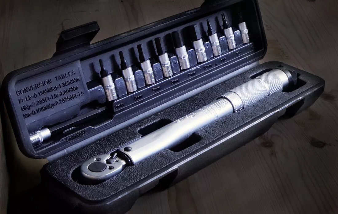 TORQUE WRENCH 1/4&#34; DRIVE 2-24Nm WITH TOOLS