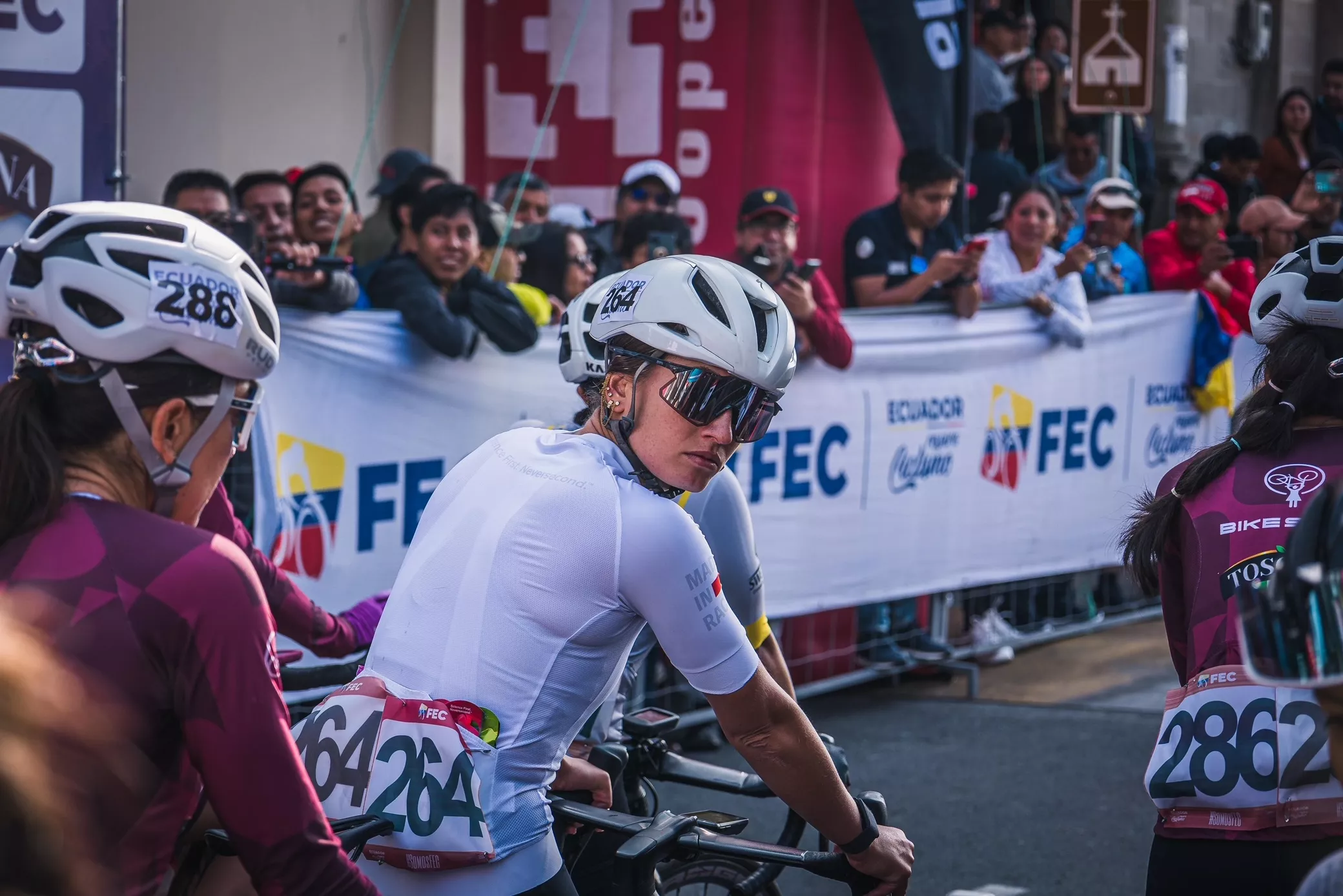 Triatletas en el campeonato ecuatoriano de ciclismo de ruta